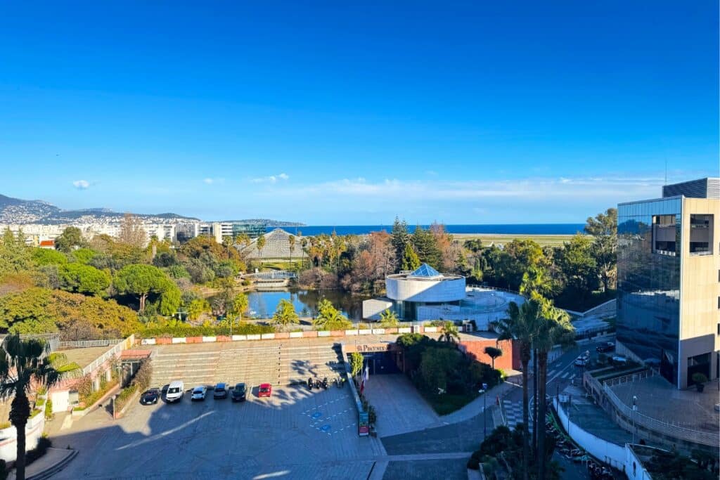 Magnifique vue sur mer d'une salle de classe de l'école de commerce Groupe Alternance Nice.
