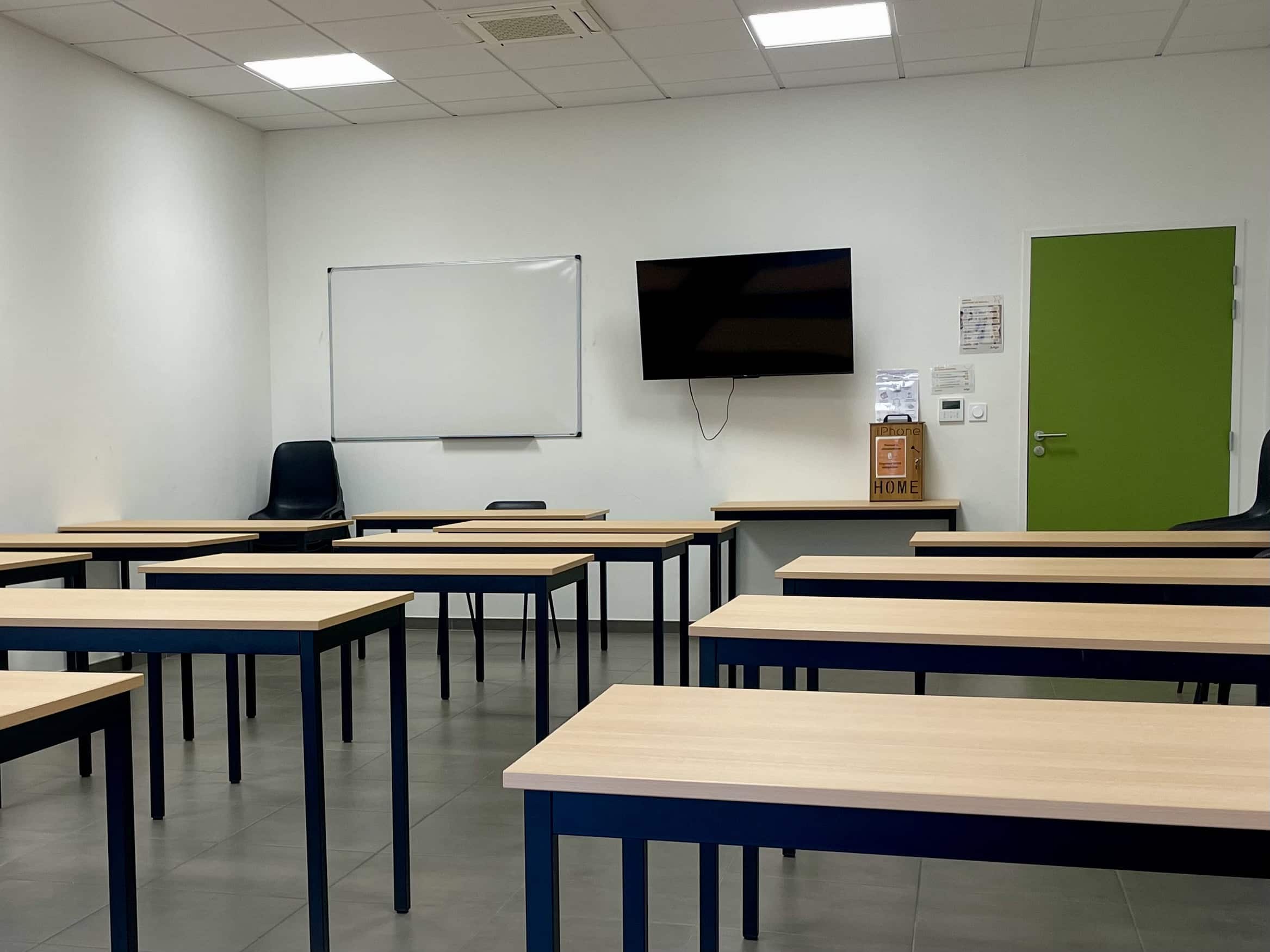Salle de classe toute équipée de l'école supérieure spécialisée dans l'alternance Groupe Alternance Reims.