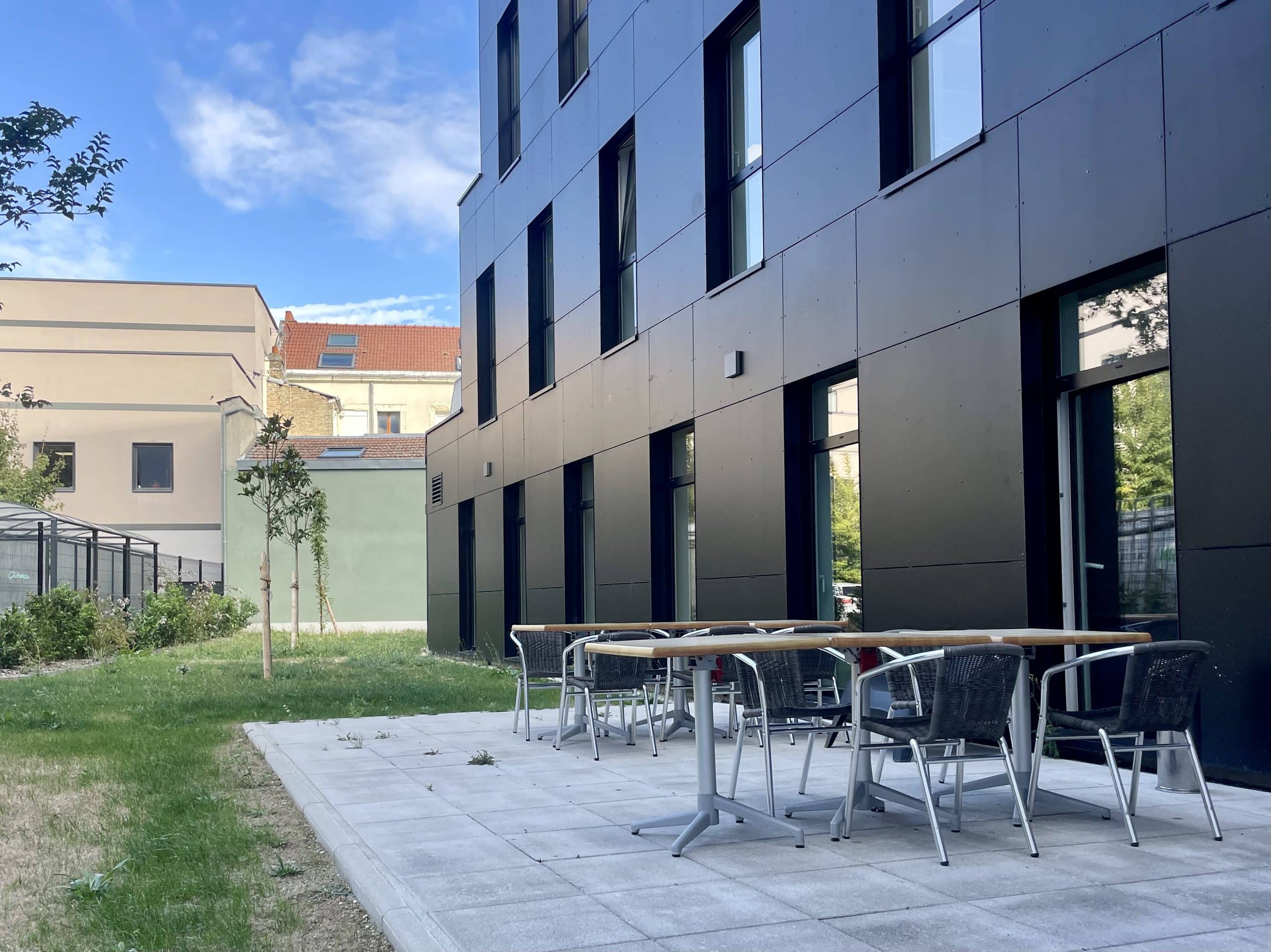 Terrasse très bien exposée sur laquelle les élèves peuvent se reposer, à l'arrière du bâtiment du Groupe Alternance Reims.