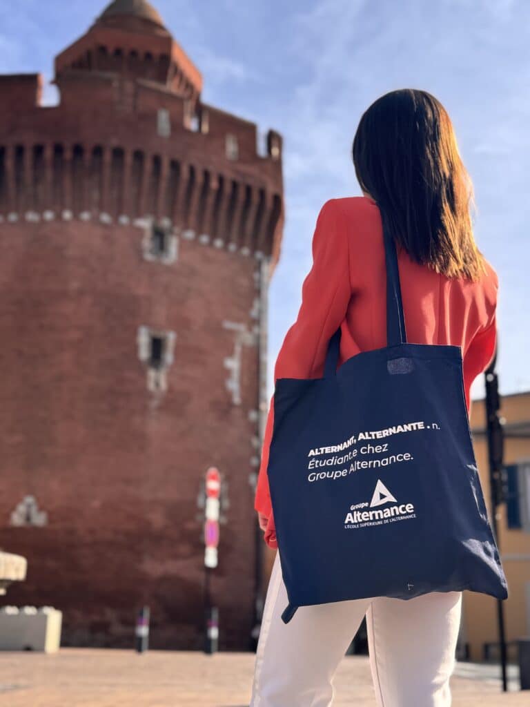 femme avec tote bag bleu marine groupe alternance perpignan
