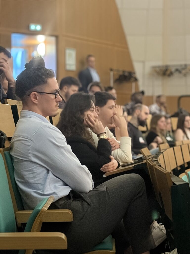 Étudiants en amphithéâtre sur le campus de Pau 