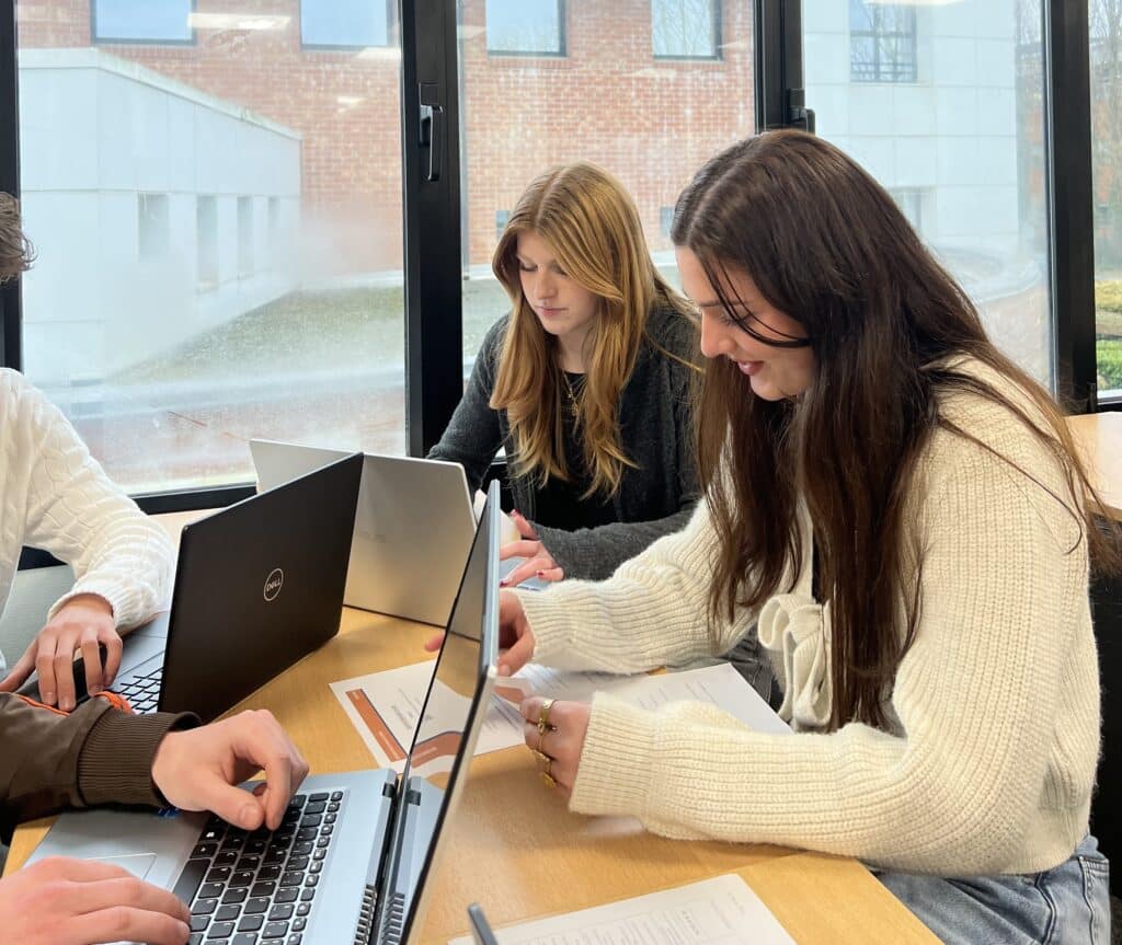 élèves qui révisent