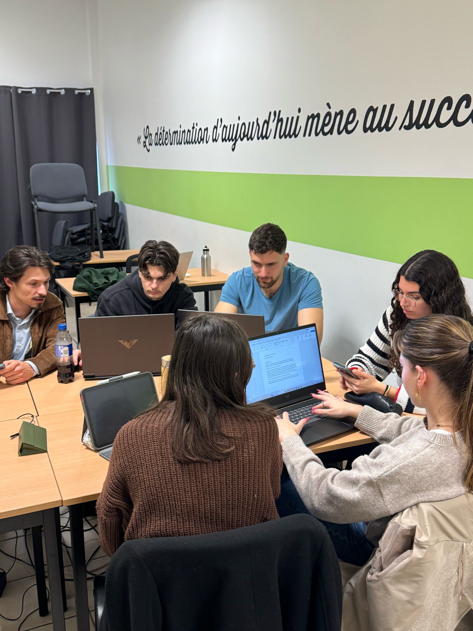 etudiants en bts communication en train de réviser , groupe alternance perpignan