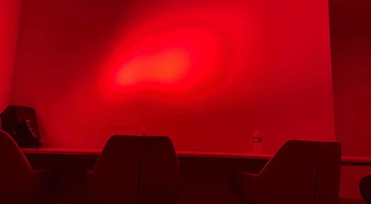 Des sièges retournés, avec personne dessus, et une lumière rouge.