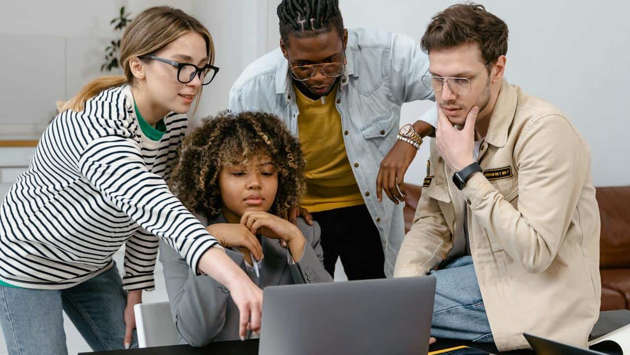 Jeunes derrière un ordi en train de chercher une alternance