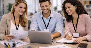 Étudiants en BTS GPME à Auxerre analysant des documents administratifs et financiers