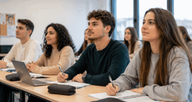 BTS GPME à Besançon étudiants en cours de gestion d’entreprise en salle