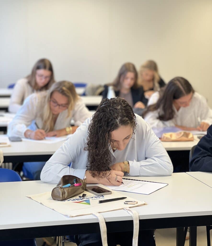Étudiante en école de commerce travaillant sur ses cours.