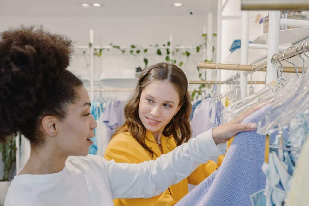 Étudiante travaillant comme vendeuse dans un magasin, souriante et organisée