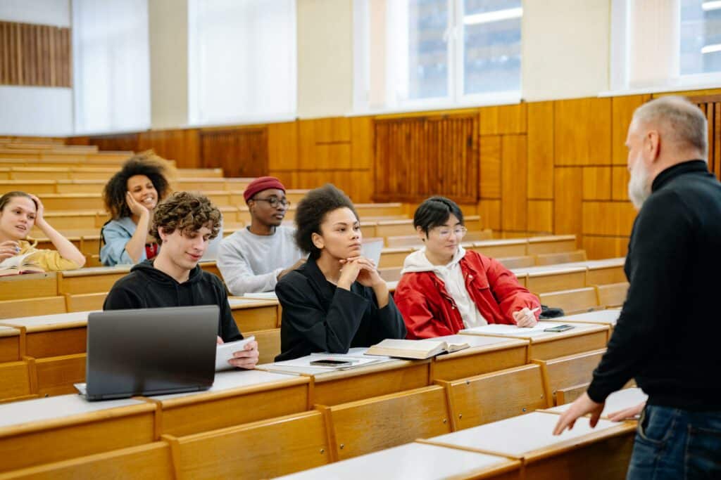 étudiants en classe de Bachelor Marketing