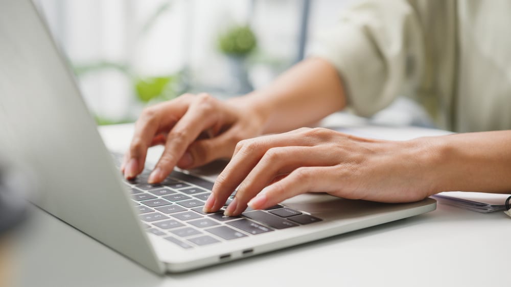 taper sur le clavier de l'ordinateur