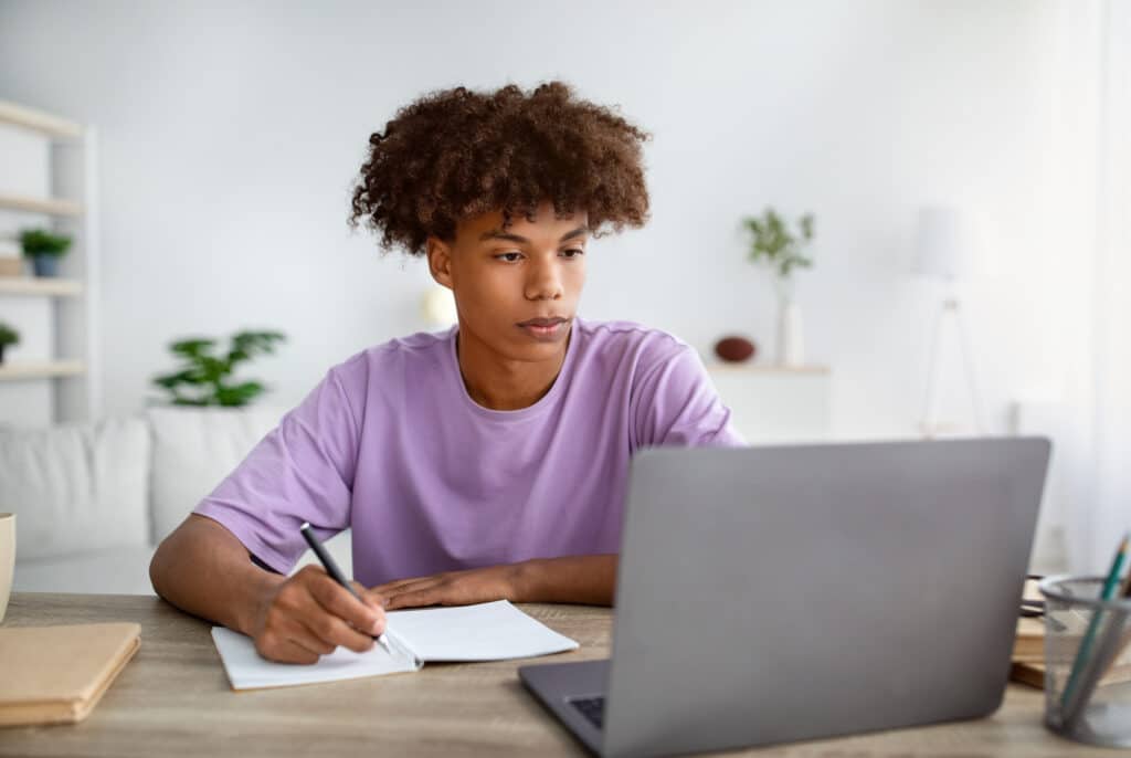 etudiant devant son ordinateur