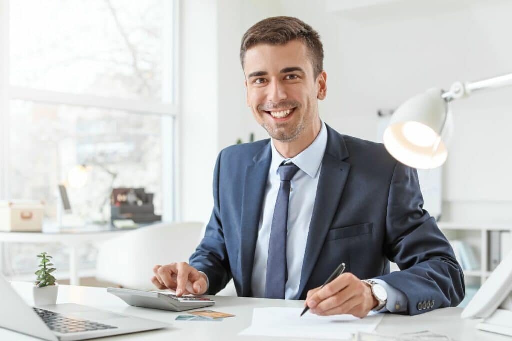 Manager à son bureau après un BTS MCO en alternance.