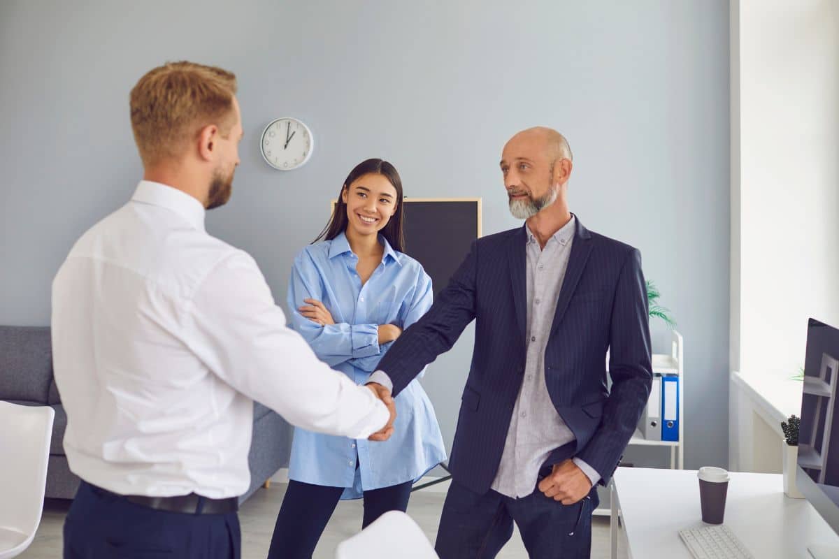Réunion du manager en entreprise après l'obtention de son BTS MCO en alternance. 