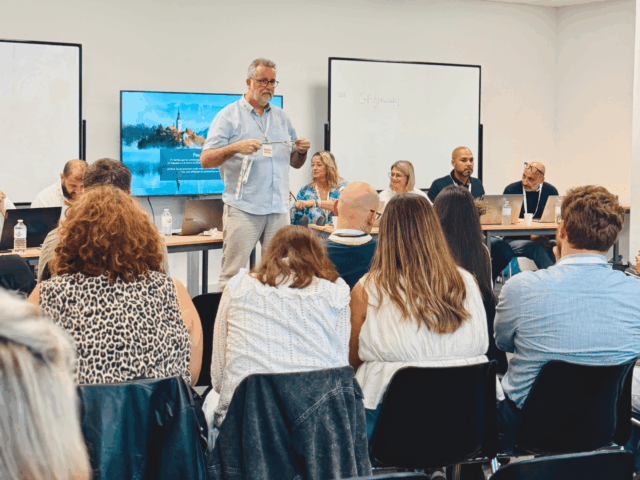 Réunion pédagogique à Dijon en 2025 avec Bruno Deforges-Mériel, responsable pédagogique national de Groupe Alternance, debout au centre.