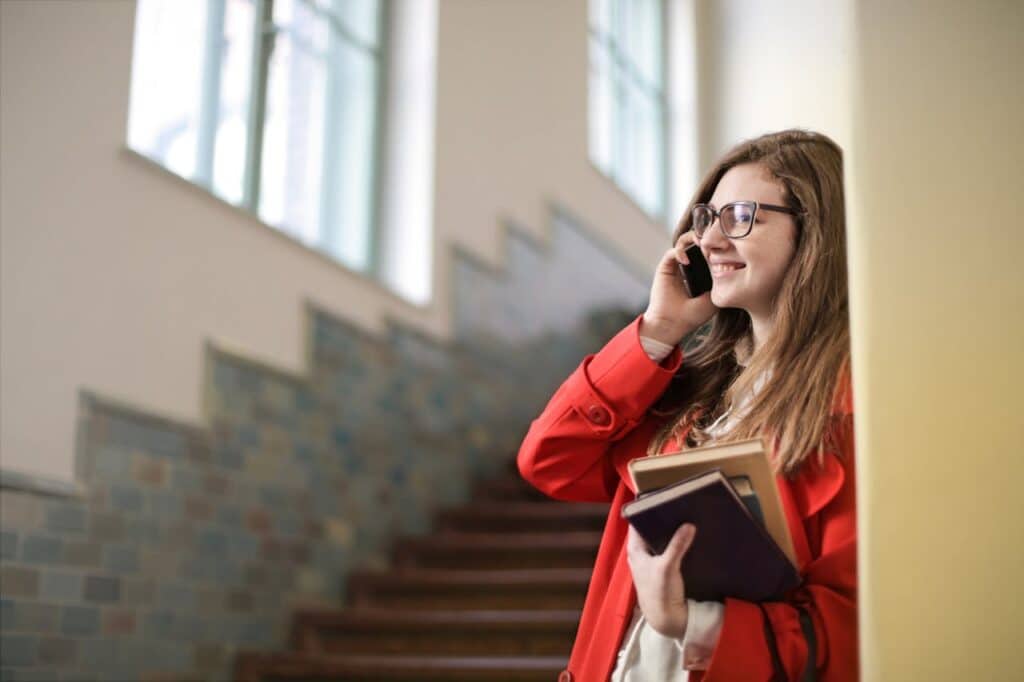 etudiante au téléphone