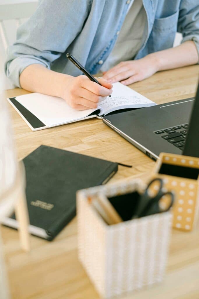 étudiant qui écrit sur un cahier