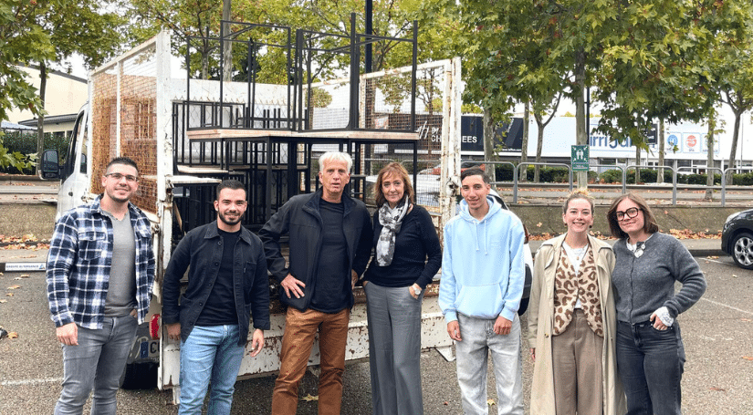 Equipe de Groupe Alternance Nîmes devant le camion chargé des dons pour l'association lumière et Joie