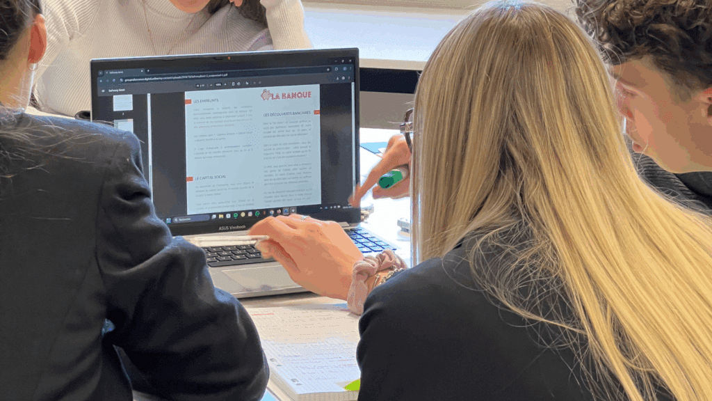 Groupe de jeunes en classe