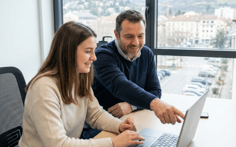 Une alternante avec son formateur