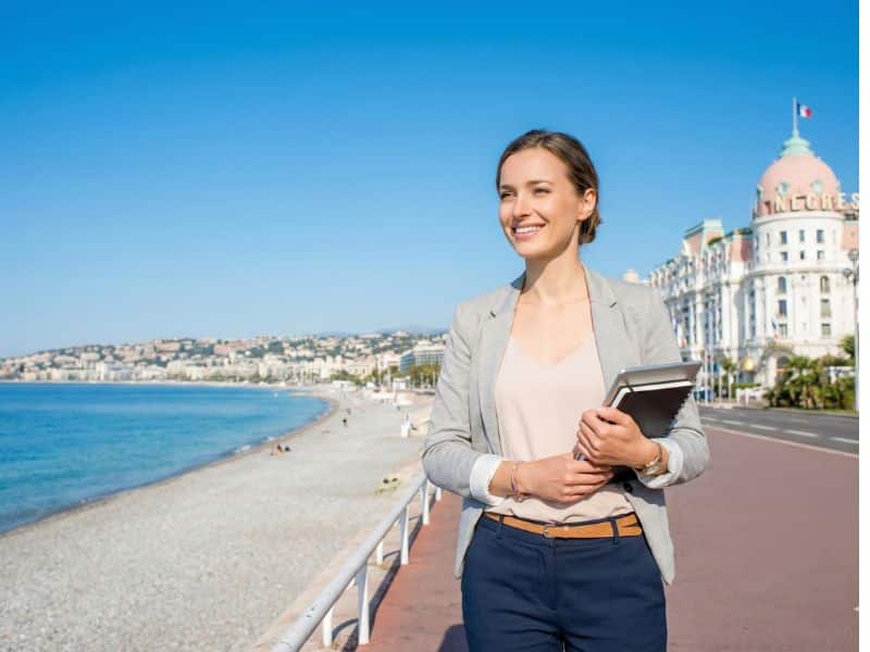 Une étudiante en alternance sur Nice.
