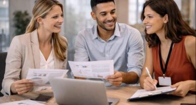 Étudiants en Bachelor RDC à Auxerre collaborant sur un plan de développement commercial