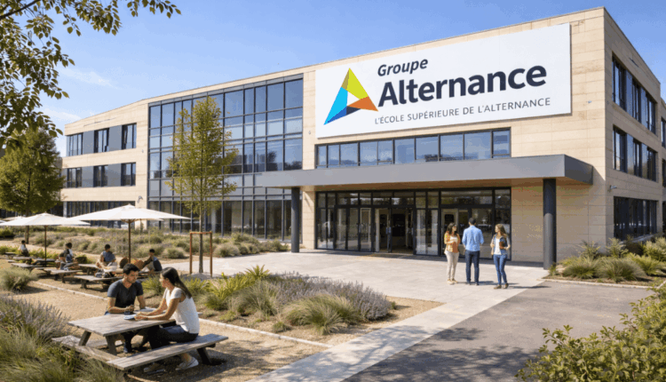 Vue extérieure du campus Groupe Alternance Salon-de-Provence avec espaces extérieurs aménagés et étudiants