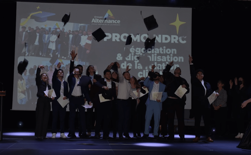 Etudiants célébrant leur diplômes