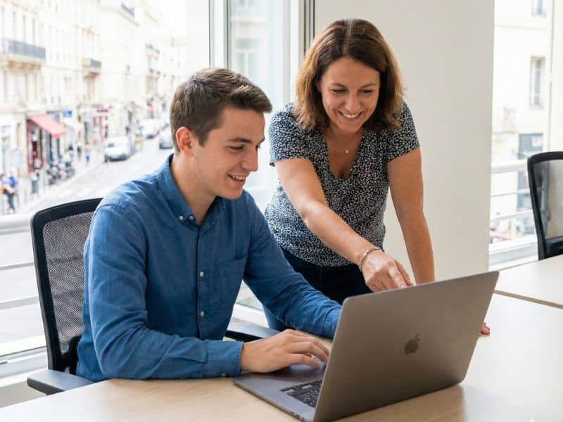 Un étudiant et une intervenante spécialisée en marketing et communication.