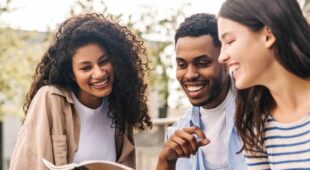 groupe d'etudiants en exterieur