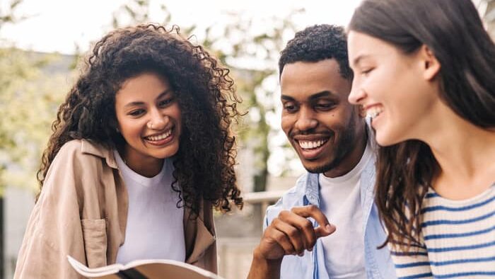 groupe d'etudiants en exterieur