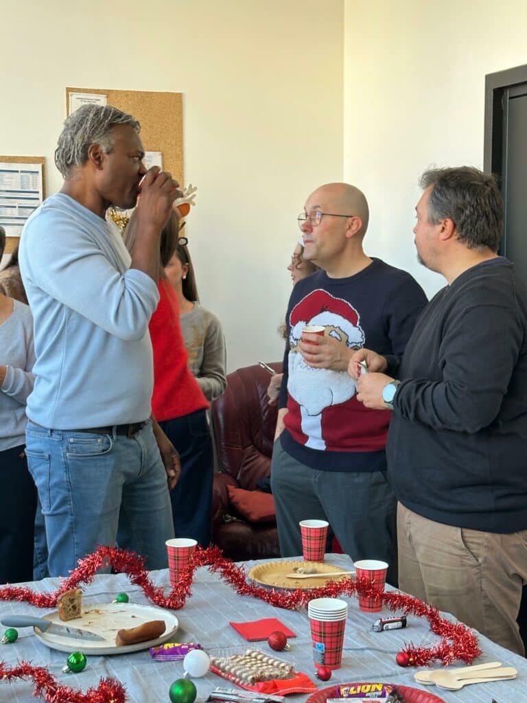 Equipe et formateur autour d'un café