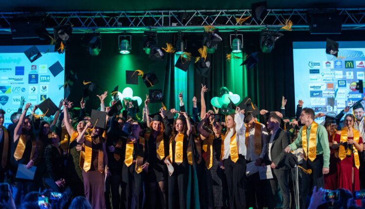 Pau - remise de diplômes. Lancé de chapeaux