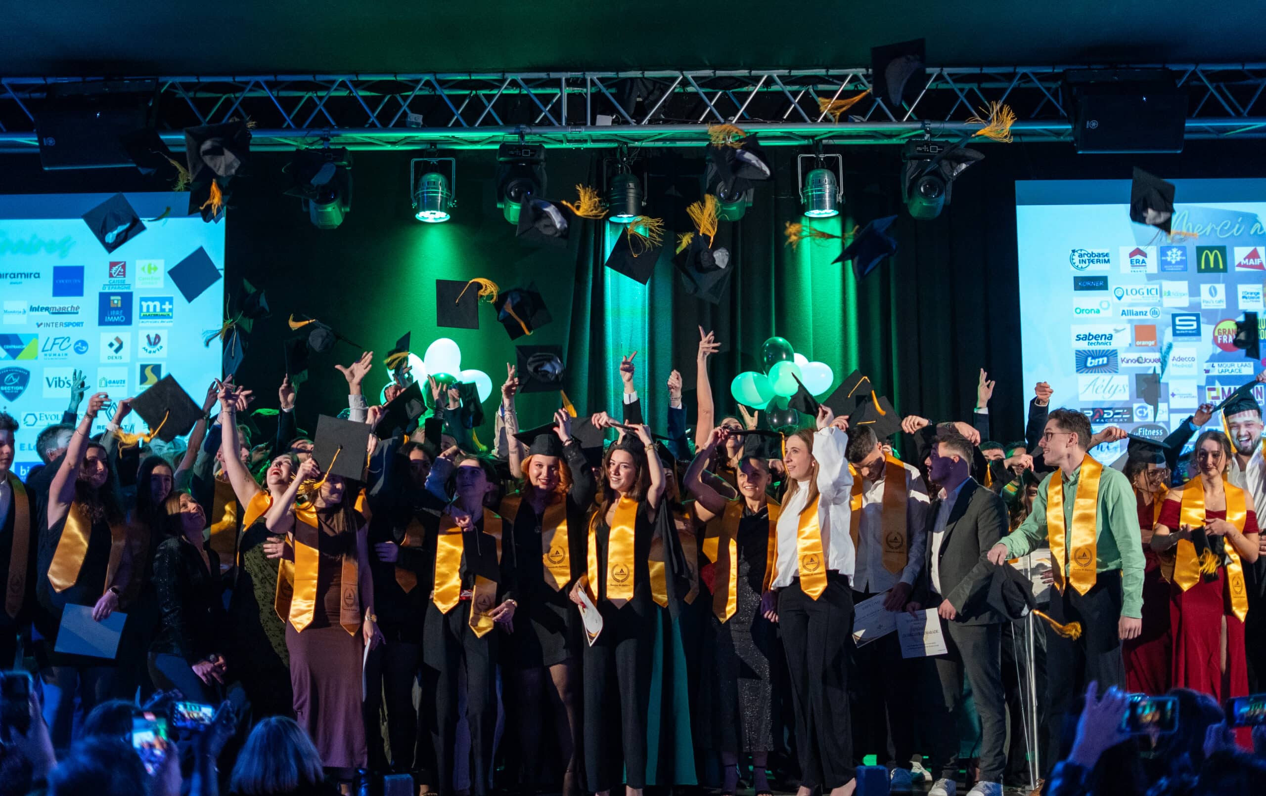 Pau - remise de diplômes. Lancé de chapeaux