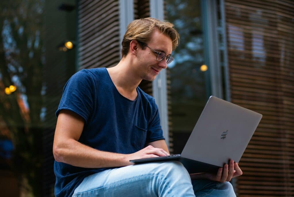étudiant sur son ordinateur