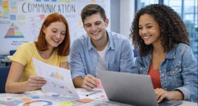 Trois étudiants travaillent en équipe sur un projet de communication avec laptop, graphiques et notes colorées.