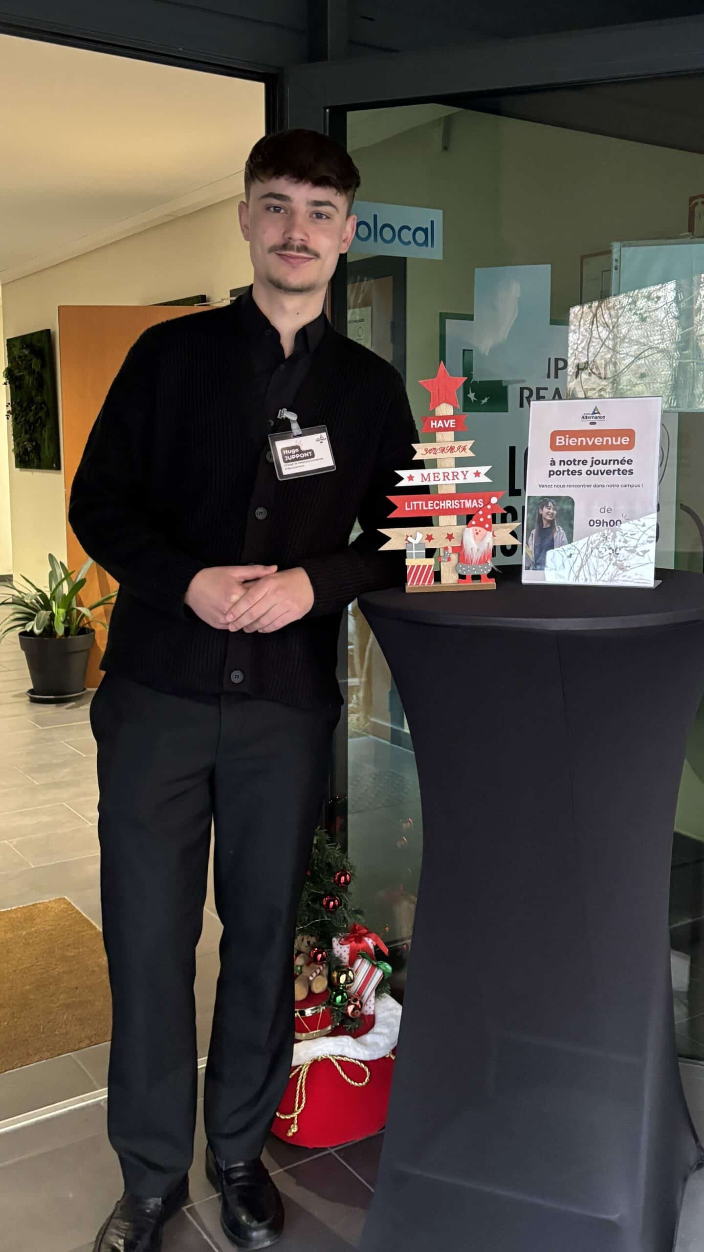 un membre de l'équipe de Groupe Alternance se tient à lentrée du campus pour accueillir les participants