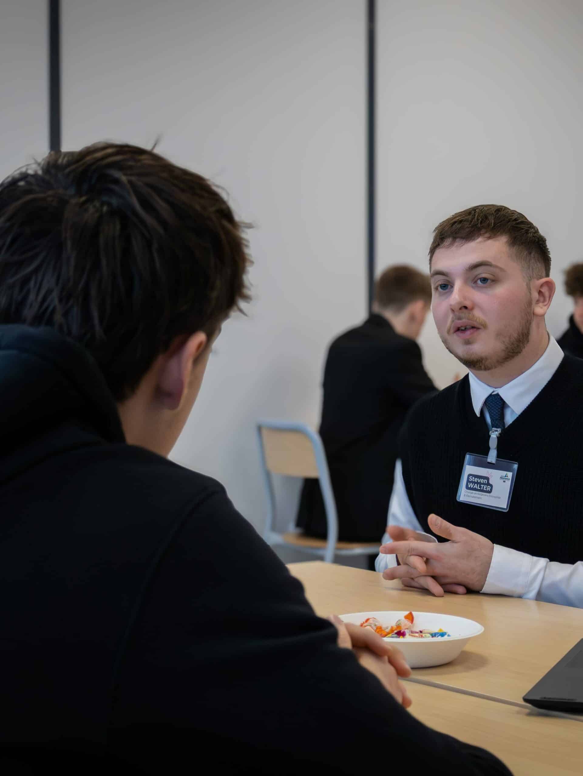 homme qui renseigne un candidat à la journée portes ouvertes de Metz