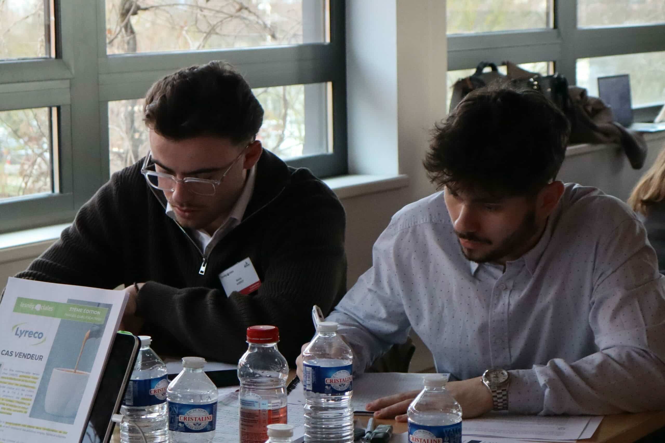 deux étudiants entrain de travailler