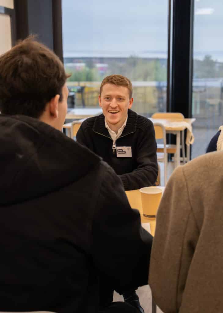 Homme qui renseigne un candidat à la journée portes ouvertes
