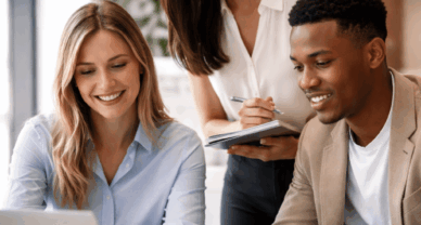 Étudiants en MBA RH à Cergy-Pontoise travaillant en groupe