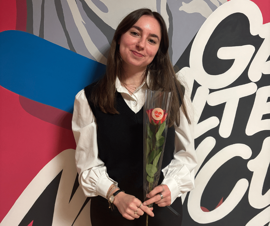 Une étudiante tient sa rose