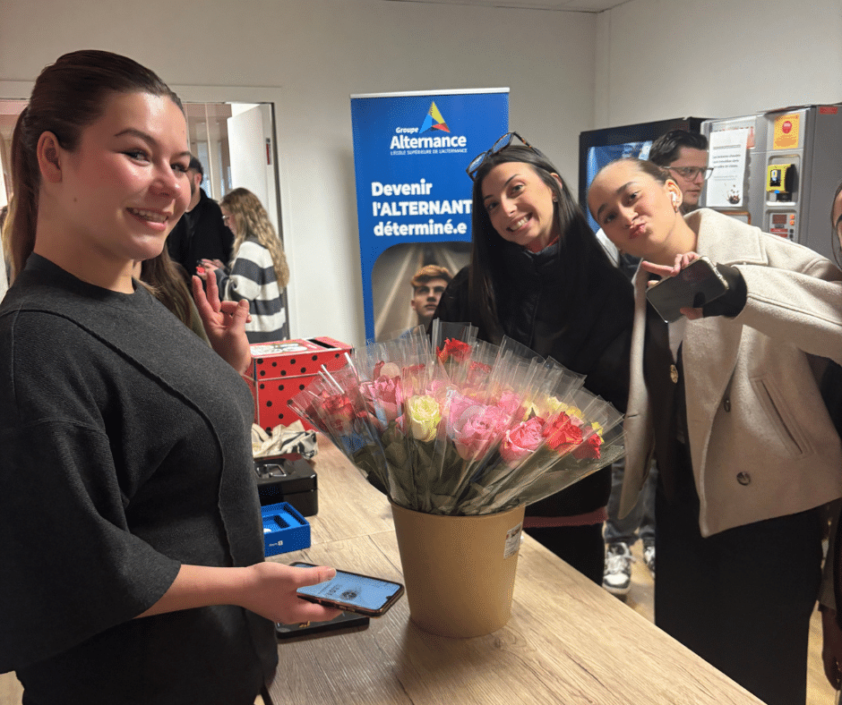 L'équipe du BDE accueille les étudiants sur leur stand