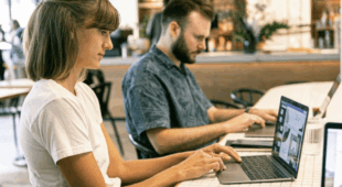 femme et homme qui travaillent sur ordinateur