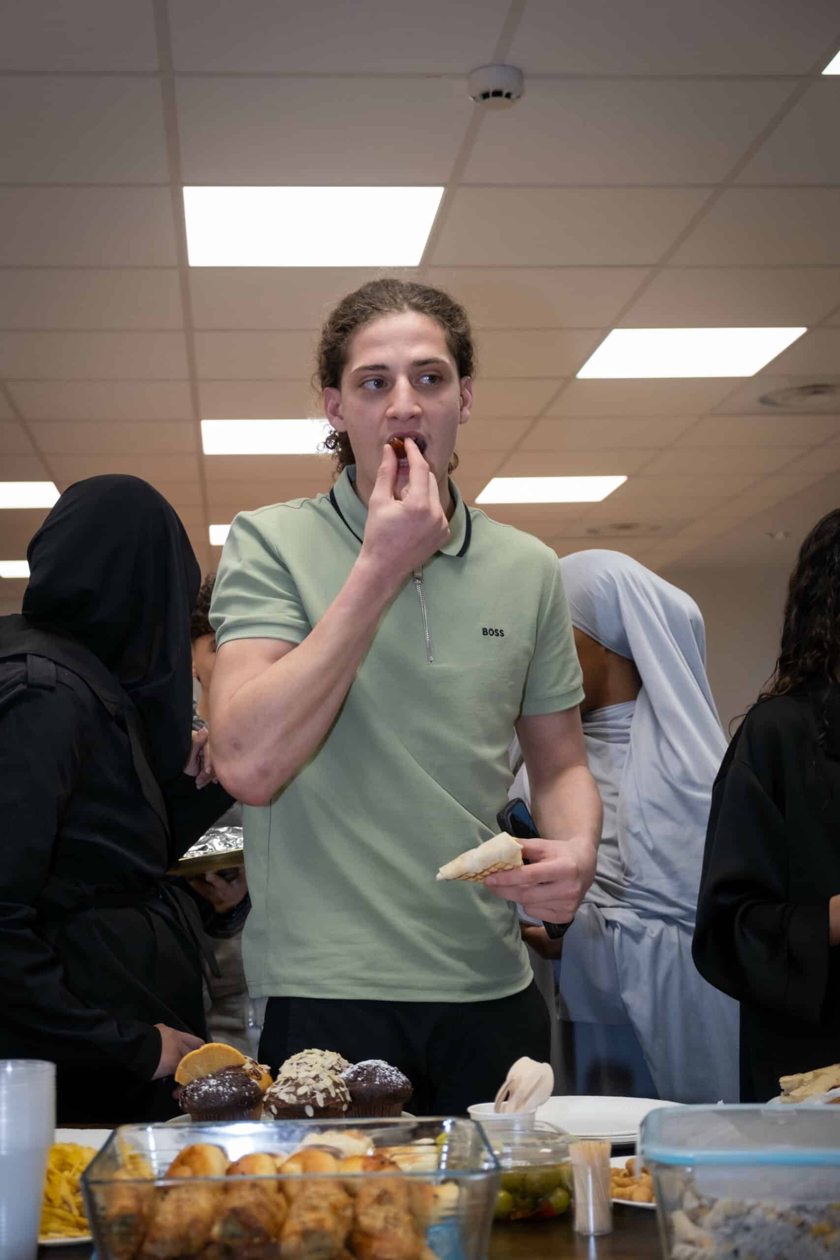 étudiants déguste une spécialité lors d'un repas partagé à groupe alternance Dijon