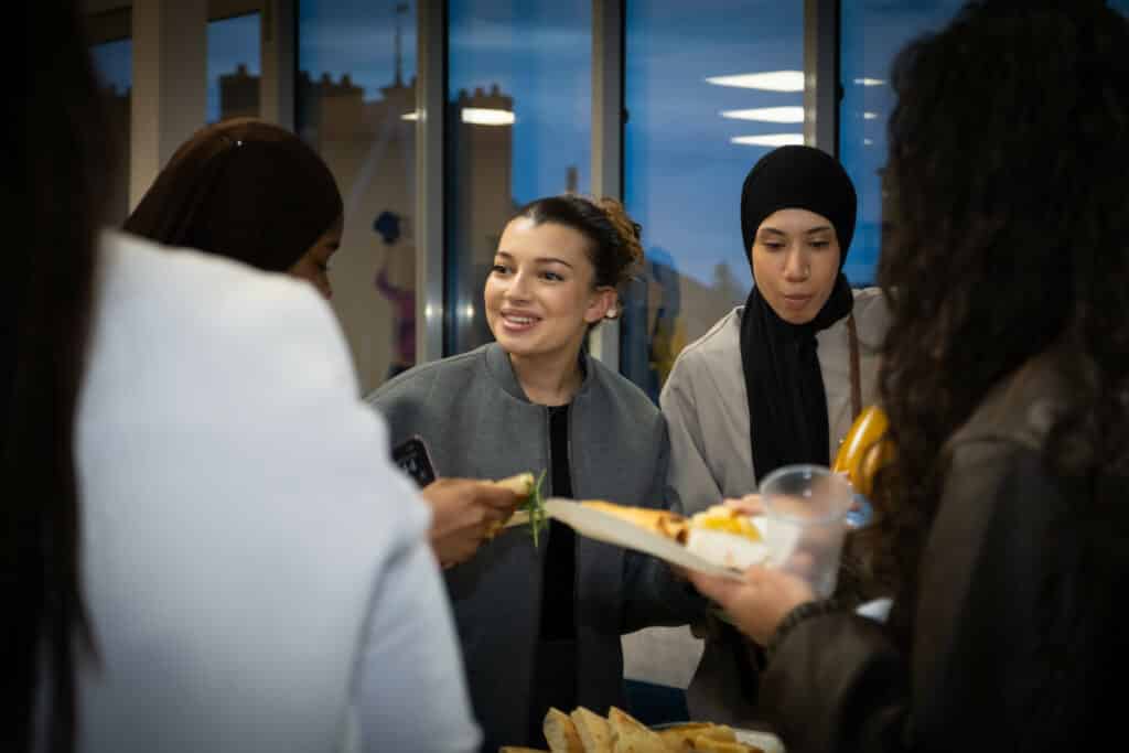 étudiants GAD partagent un repas