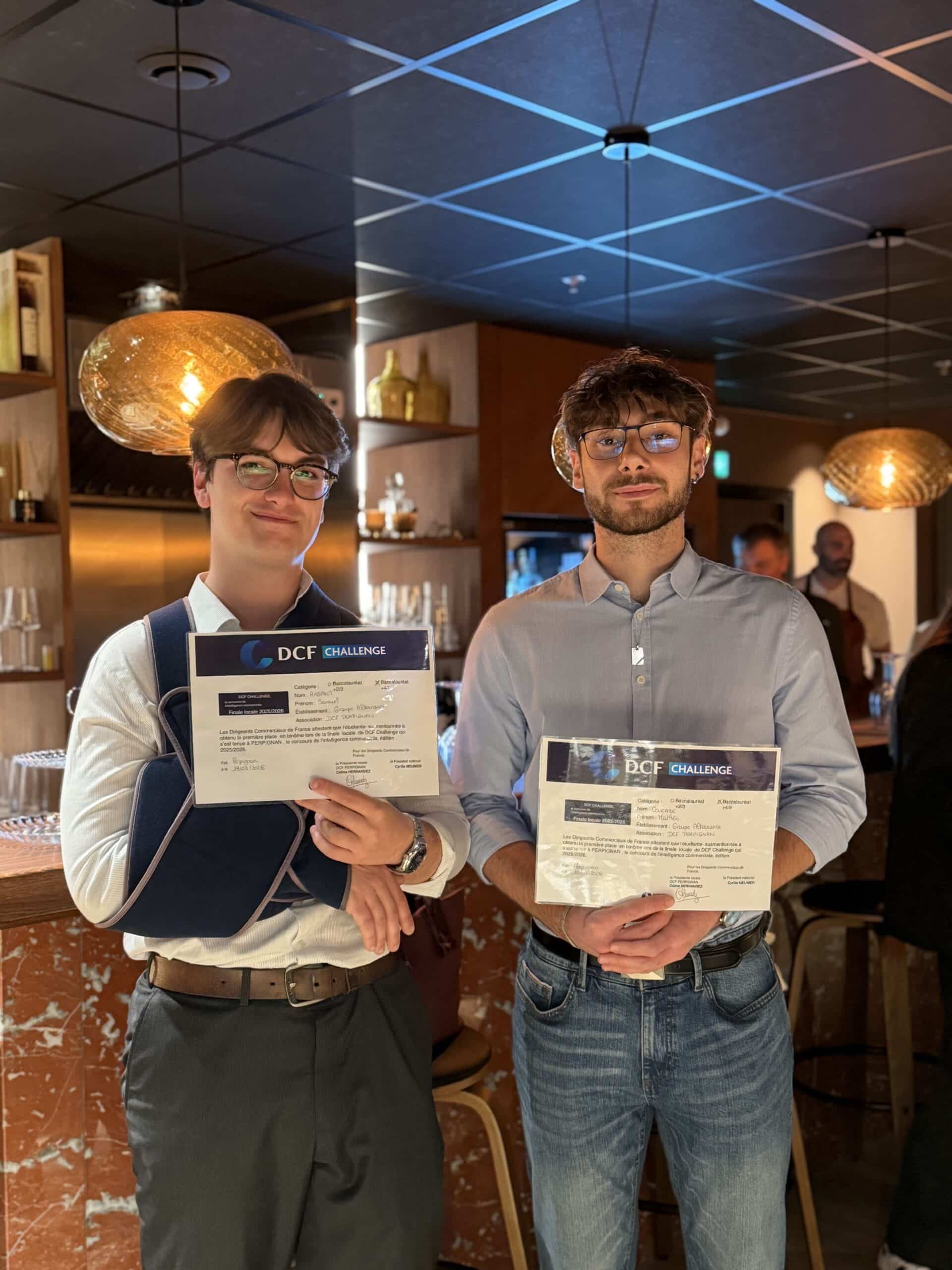 étudiants en MBA MDO Samuel et Mathéo avec leurs diplômes du DCF Challenge