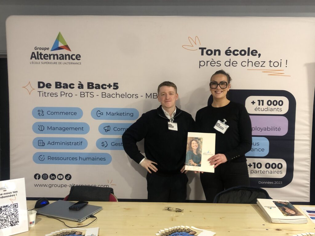 Deux personnes de Groupe Alternance Verdun qui sont sur un stand lors du forum à Clermont en Argonne