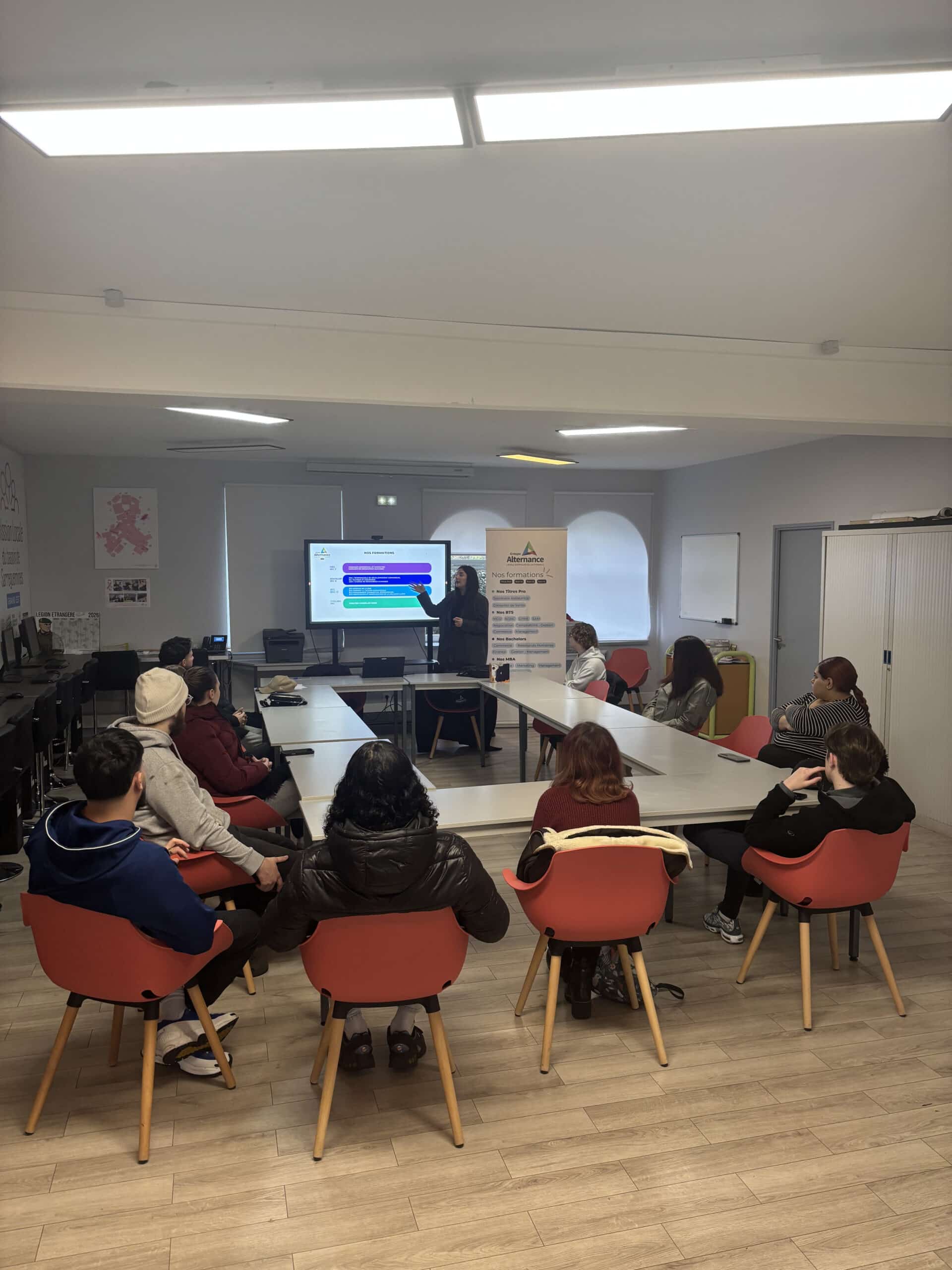 Femme qui explique les formations de groupe alternance metz à des participants