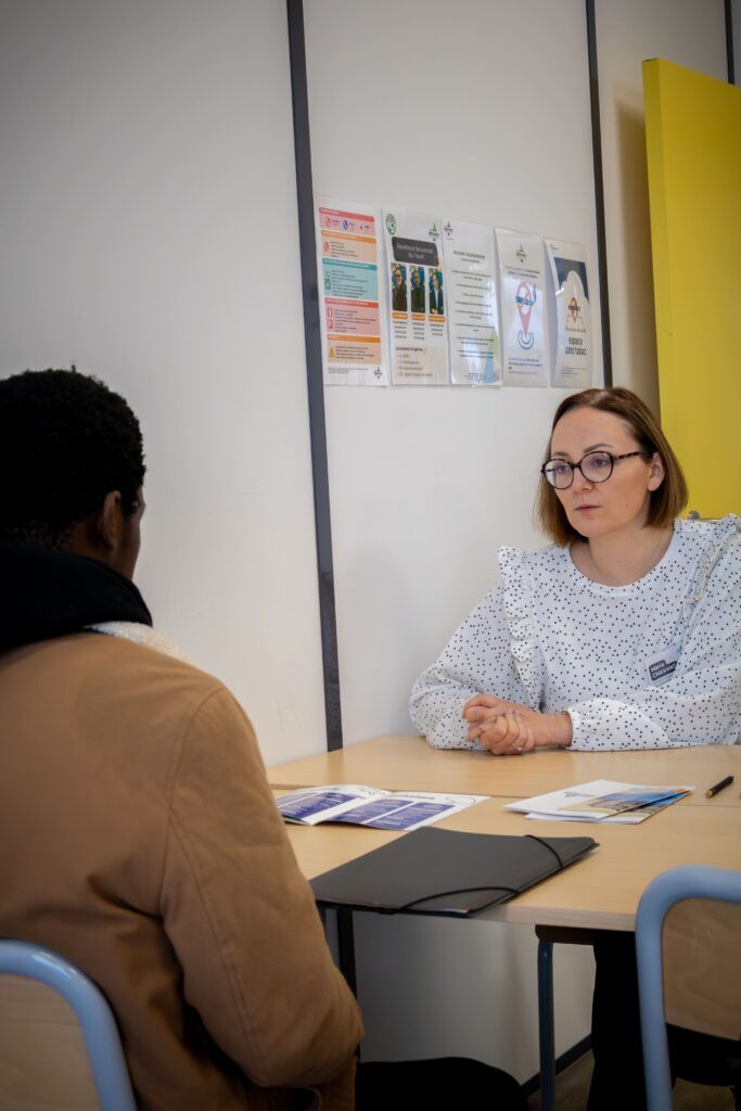 femme qui discute avec un candidat au sein de l'école groupe alternance metz